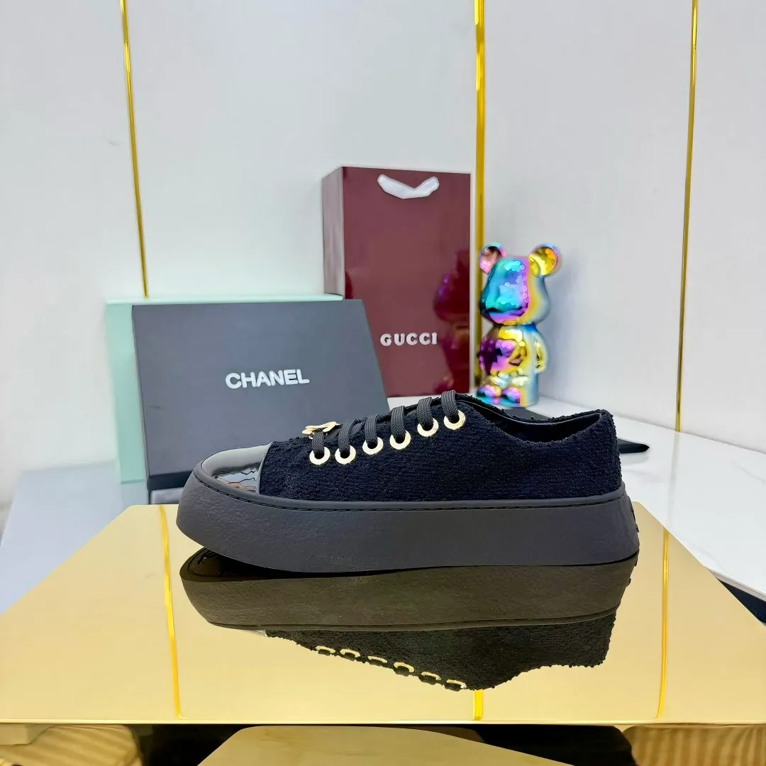 👟👟Ex-factory price 520👟👟 Top-quality cloth-covered version, original quality! ! ! Chanel Chanel - 2025 biscuit shoes, the top casual sports shoes in the counter, this classic design; the upper is electro-embroidered with a variety of craftsmanship; the outsole is fashionable and sporty; the extraordinary inclusion of a variety of color elements... The diversified mix and match is very good-looking and versatile, casual, fashionable, sports, and outdoor can be taken into account... ꫛꫀꪝ Go➫ Material: ❶Upper: Original first-layer cowhide ❷Inner: Sheepskin ❸Outsole is based on: Original TPU combination outsole. Full set of boutique packaging for women 35–40-41. Customized. Non-refundable. 👉